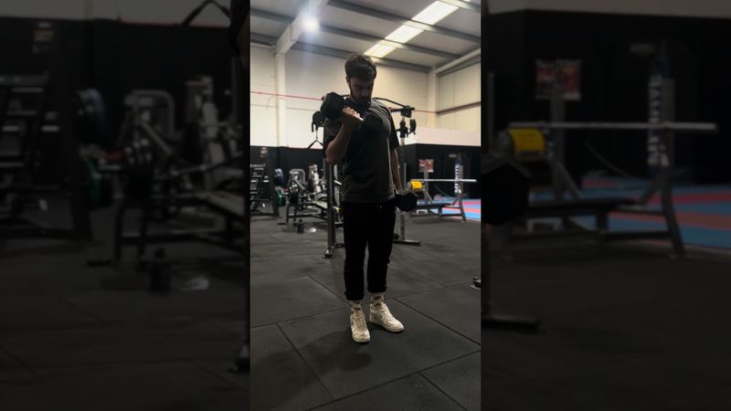 Curl alterno de pie con mancuernas agarre supino - Bíceps