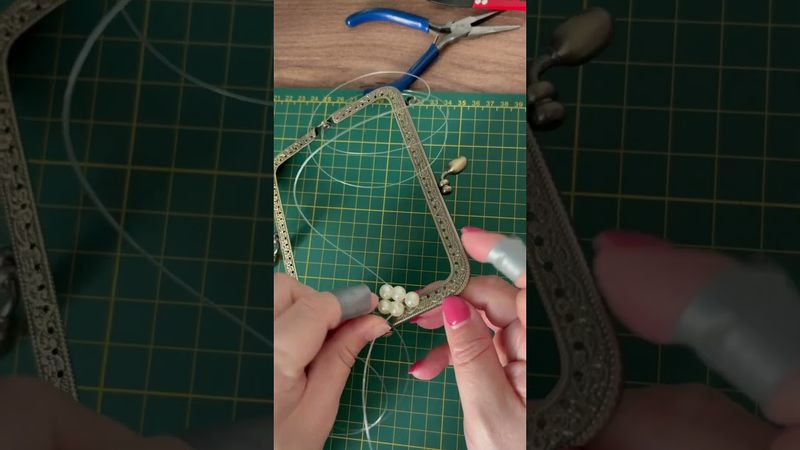 При плетении на фермуаре полотно идет волнами , исправляем #фермуар #сумочкаизбусин #beadsbag