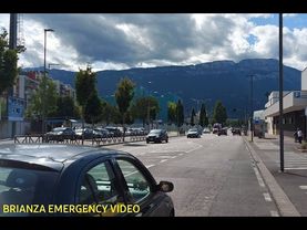 Ambulanza Croce Rossa Italiana Bolzano in emergenza - RTW IRK Bozen auf einsatzfahrt