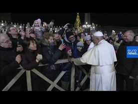 Video: Papst Franziskus schlägt aufdringlicher Anhängerin auf die Hand