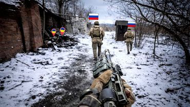 Российские солдаты в ходе жестокого ближнего боя атаковали украинские позиции.