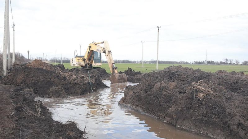 Ход работ по ликвидации локальных подтоплений  проконтролировал  глава района Максим Бондаренко.