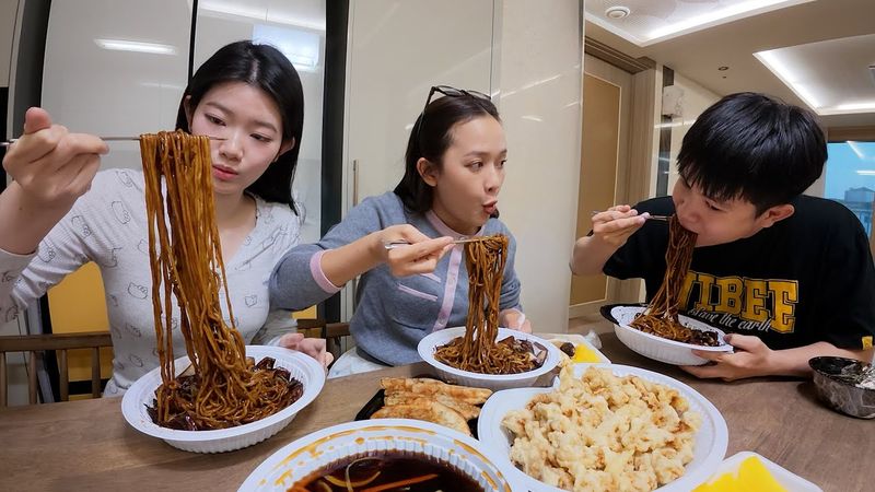 한국에 도착하자마자 베트남 동생들에게 짜장면을 배달시켜줬더니 정신없이 먹네요