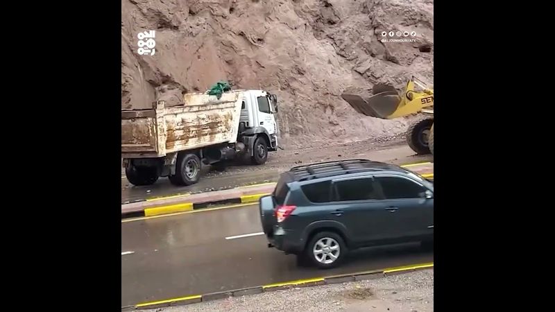 عدن.. جهود متواصلة لفتح الطرقات عقب المنخفض الجوي