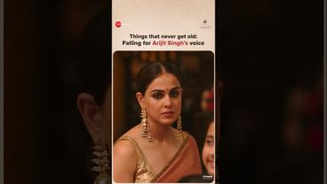 When Arijit Singh sings, your heart listens. #SarAankhonPeMere wears love like a badge 💖 #shorts