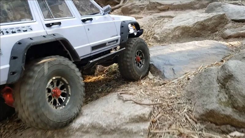 RC CAR TRAIL TRUCK Axial SCX10 II 2000 Jeep Cherokee Gaya Rock Crawling