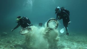 Греческие волонтёры убираются на морском дне у острова Алонисос