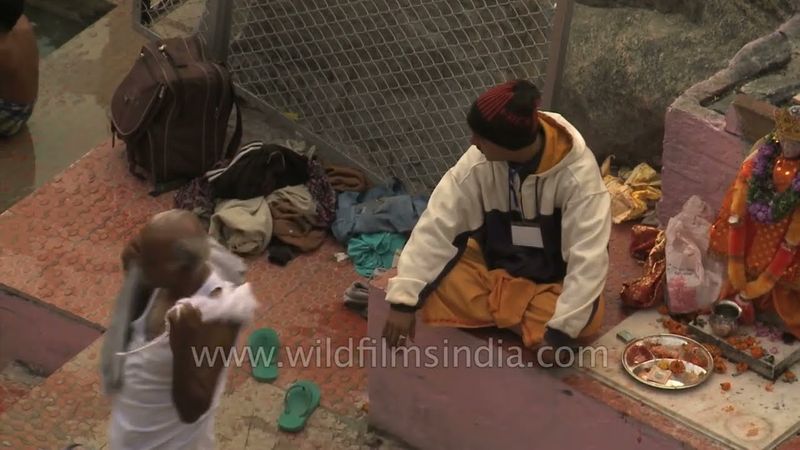 बद्रीनाथ में हिमालय का गर्म पानी का सल्फर झरना तप्त कुंड