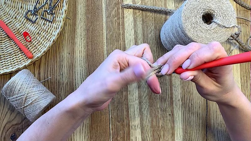 Готовим джутовый шпагат и вяжем кольцо амигуруми