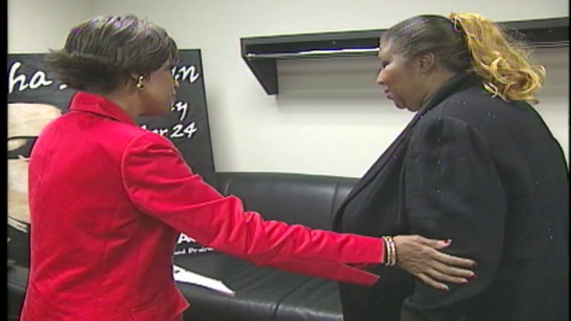 Melanie Lawson backstage with Aretha Franklin in 2002