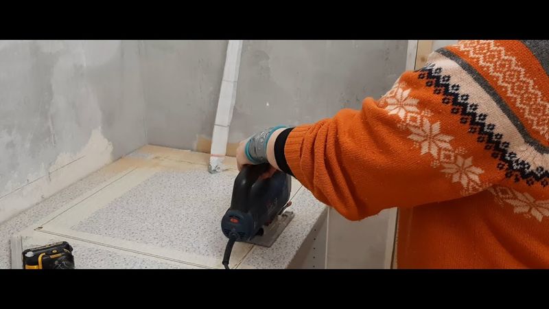 Пилю столешницу под раковину.