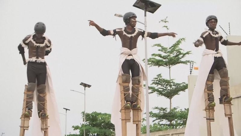 Бывший уличный акробат открыл цирковую школу в Бенине