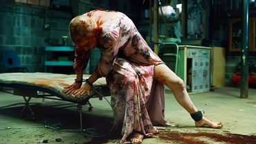 Двое мужчин ДЕРЖАТ НА ЦЕПИ женщину, бреют НАЛЫСО и ПЫТАЮТ, считая что она ИНОПЛАНЕТЯНКА [пересказ]