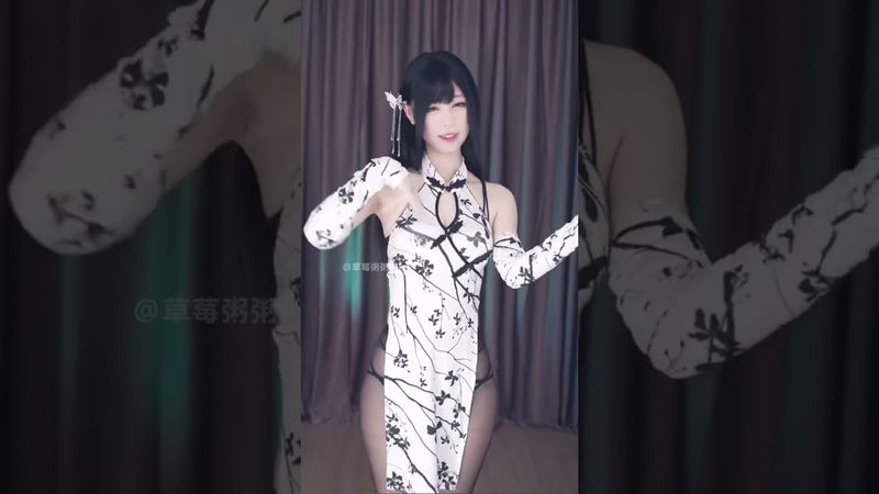 【草莓粥粥】旗袍黑丝 #反差 #性感 #舞蹈 #十万口草莓粥粥 #草莓粥粥爱吃肉