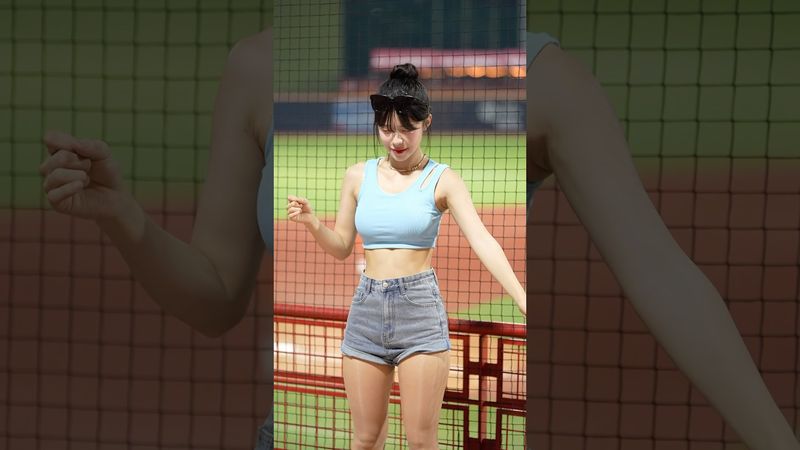 多慧又在搞怪了 但墨鏡卡住掉不下來🤣