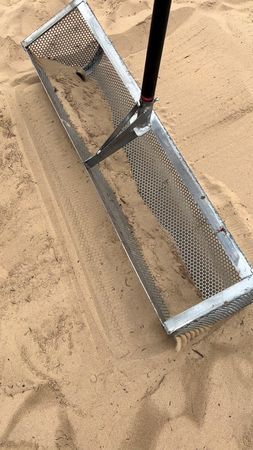 Чистка пляжа - монеты и необычные вещи в песке