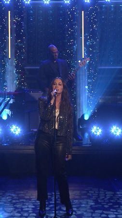 @alanis performs “Last Christmas” 🎄 #FallonTonight #AlanisMorissette 