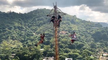 Ритуальный танец индейцев, вращаясь вокруг столба, исполнили гватемальцы