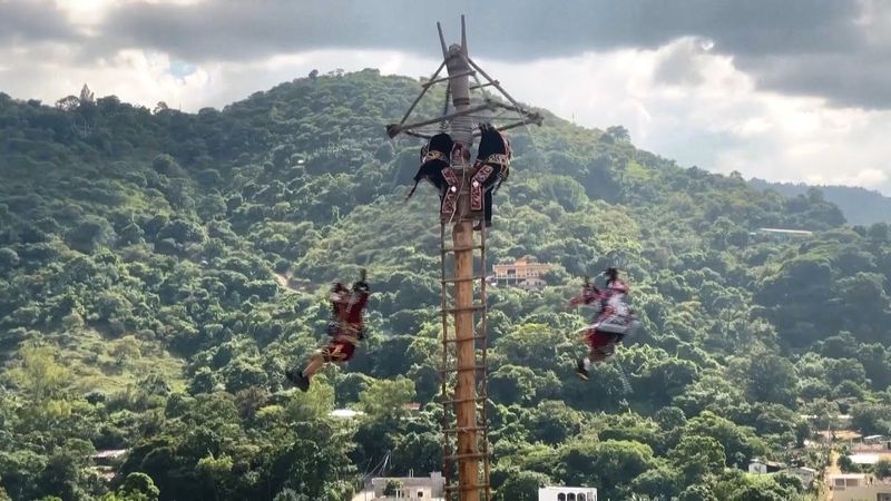 Ритуальный танец индейцев, вращаясь вокруг столба, исполнили гватемальцы