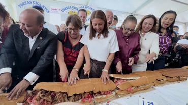 Сэндвич длиной 90 метров сделали на ярмарке в Мехико