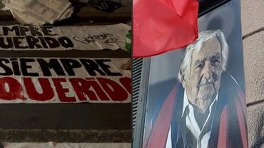 Supporters of Uruguay's ex-president Mujica prepare banners in his honor following his death | AFP