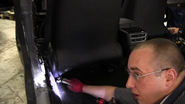 Разборка и ремонт электрокара Tesla. Снять и установить кресла: водительское и пассажирское Tesla S.