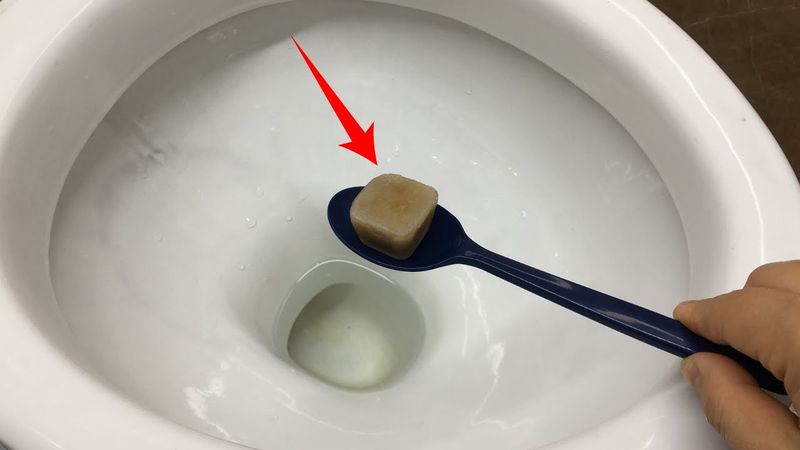 Die BESTE Methode, um schmutzige gelbe Flecken mit nur einer Spülung aus der Toilette zu entfernen!