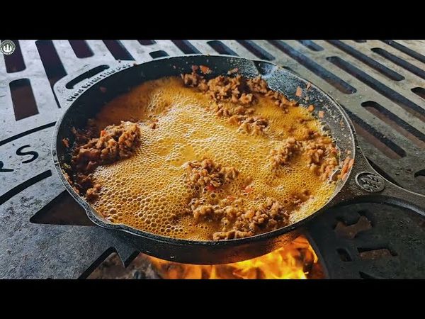 Cooking pizza bowls with chicken and beef filling, dish never seen before