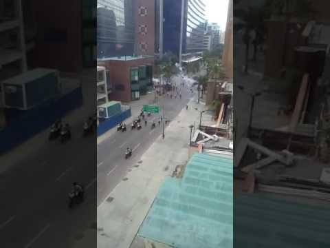 Agreden A Policías en Protestas de Venezuela