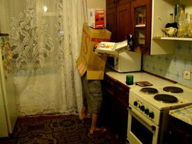 озабоченный робот трахает бытовую технику