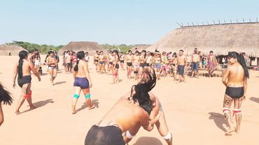 Luta corporal denominado como Huka Huka. Aqui é Huka Huka feminino Kuikuro