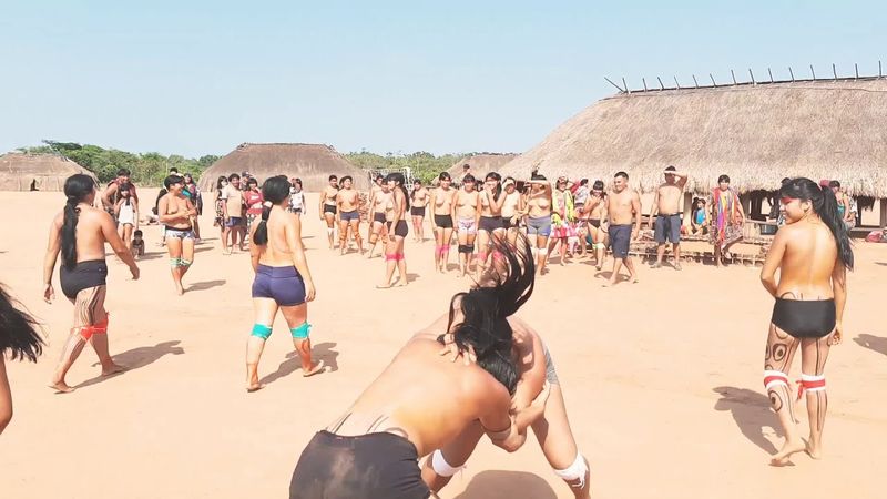 Luta corporal denominado como Huka Huka. Aqui é Huka Huka feminino Kuikuro