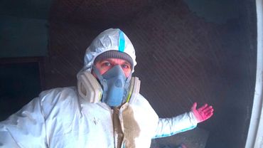 Ремонт в заброшеном доме, борьба со штукатуркой. Кто победит?