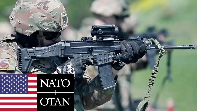 Esercito USA, NATO. I soldati testano il fucile d'assalto CZ BREN 2 nella Repubblica Ceca.