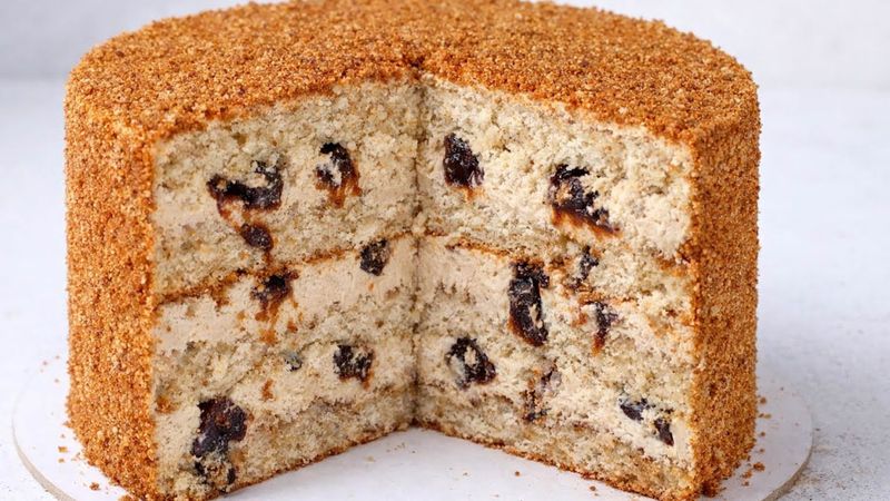 Bolo de mel russo (Medovik) com ameixa seca | Creme de cream cheese e doce de leite