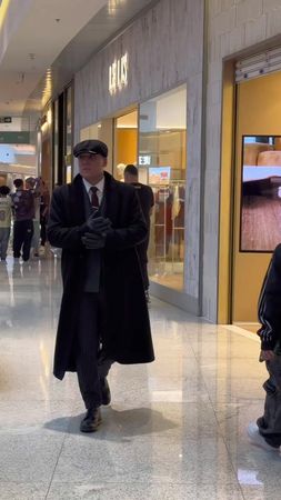 As crianças ficam de boca aberta quando vê Thomas Shelby Sósia 🥹