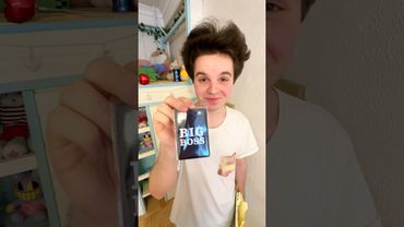 БРАТ РАСПАКОВЫВАЕТ ПОДАРОК НА 23 ФЕВРАЛЯ