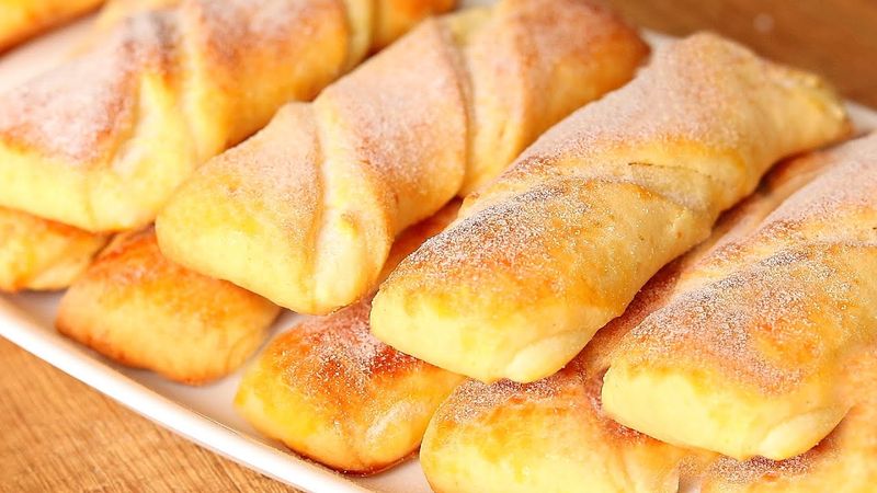 Quarkbrötchen mit zarter Quarkfüllung. Das ist sehr lecker!