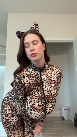 let’s bounce girls 🫶🏻😏🐆 Ig:sharylxoxo #halloween #costume #fyp 