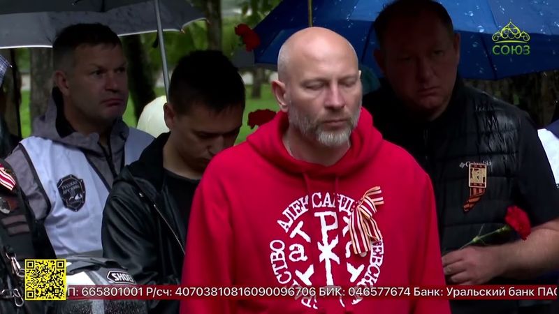 На площади Славы города Южно-Сахалинска прошел молебен и возложение цветов к памятному Кресту