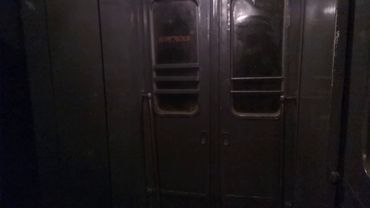 Разгон в тамбуре старой электрички! Звук громкого разгона! Супер звук!