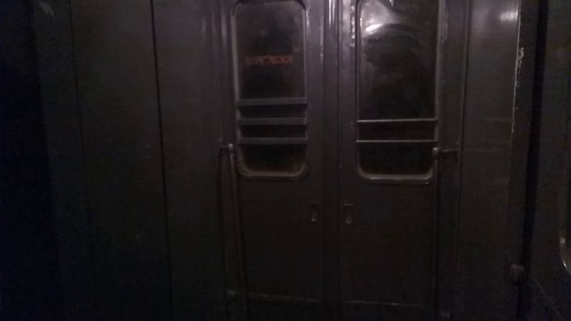 Разгон в тамбуре старой электрички! Звук громкого разгона! Супер звук!