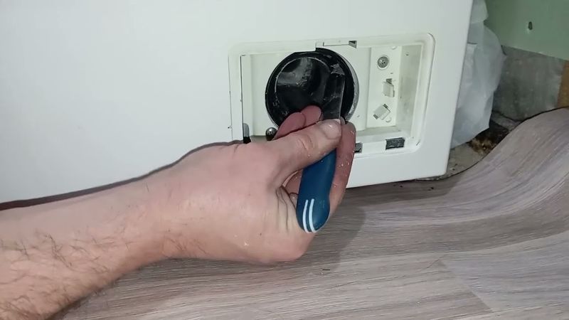 Протекает пробка сливного фильтра стиральной машины LG.
