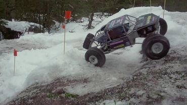 Gmade GOM Ultra4 Rock buggy - Bashing on snow course.