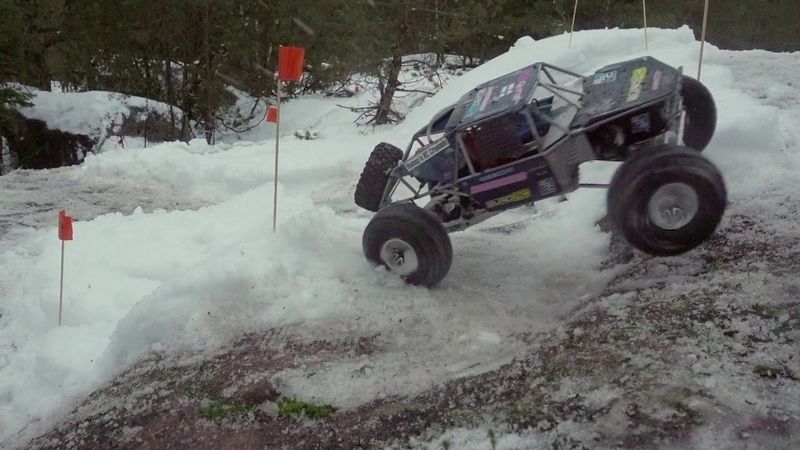 Gmade GOM Ultra4 Rock buggy - Bashing on snow course.