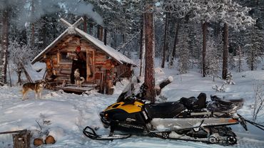 в мороз в избушке, ловлю куницу, провалился под лёд в ручей...