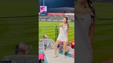 뭘 드시면서 샤브 댄스 역시 베테랑 #김진아 #김진아치어리더#ktwiz #kt위즈 #kt위즈치어리더