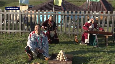 Театр в усадьбах: актеры Хакасии дали спектакль на Родине Михаила Кильчичакова