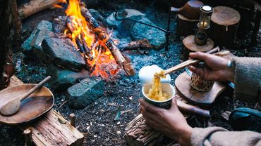 誰もいない森の奥で野生的なソロキャンプ。15時間の焚き火に癒される(タープ泊/野営)
