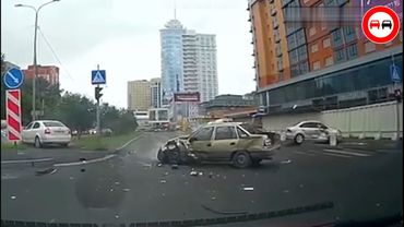 Что вытворяют эти недотёпы на дороге, просто ЖЕСТЬ!!! Они плохо учились в автошколе и не знают ПДД.